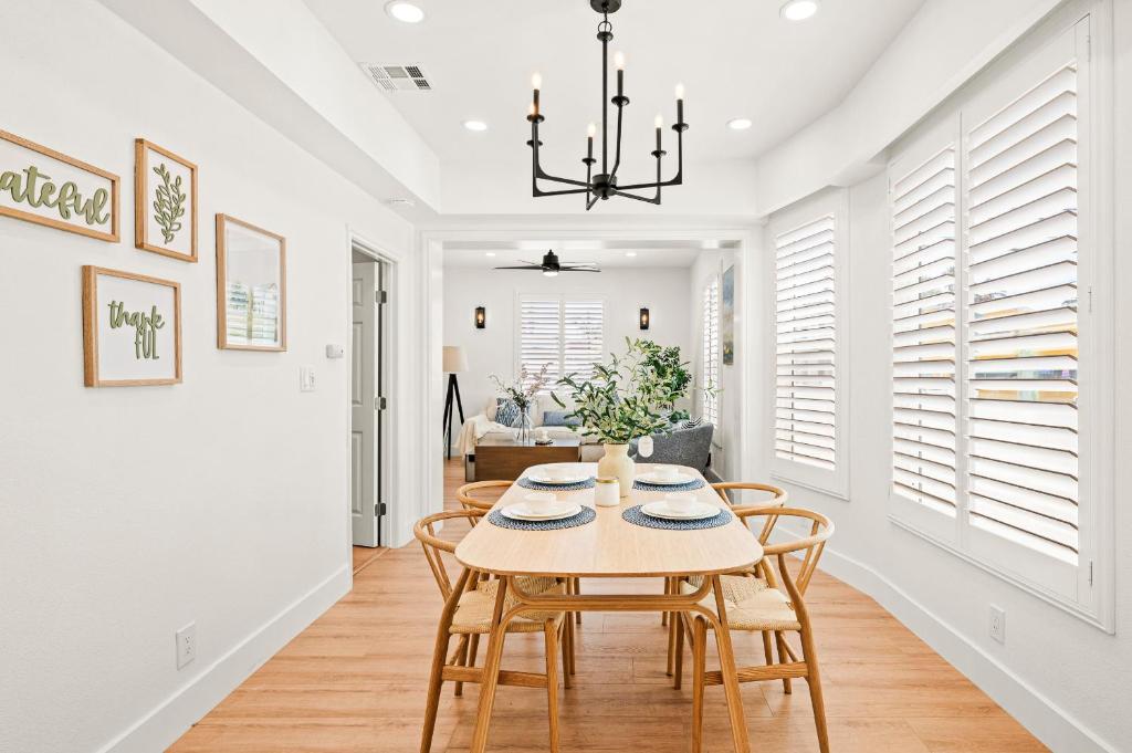 a dining room with a table and chairs at Cozy Retreat Near Downtown - Perfect for Families in Long Beach