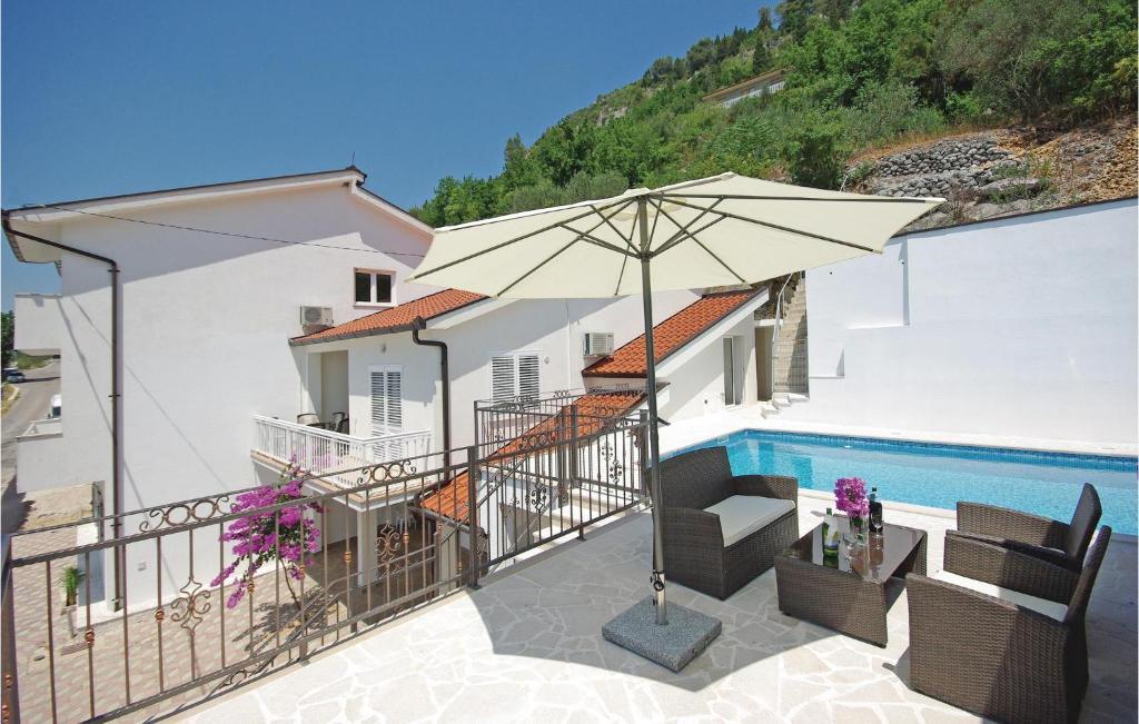 Balkón alebo terasa v ubytovaní Four-Bedroom Holiday Home In Veliki Prolog