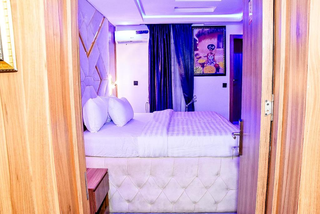 Postel nebo postele na pokoji v ubytování Keneuro hotel & suites