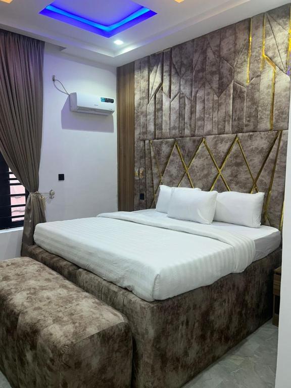 Postel nebo postele na pokoji v ubytování Keneuro hotel & suites