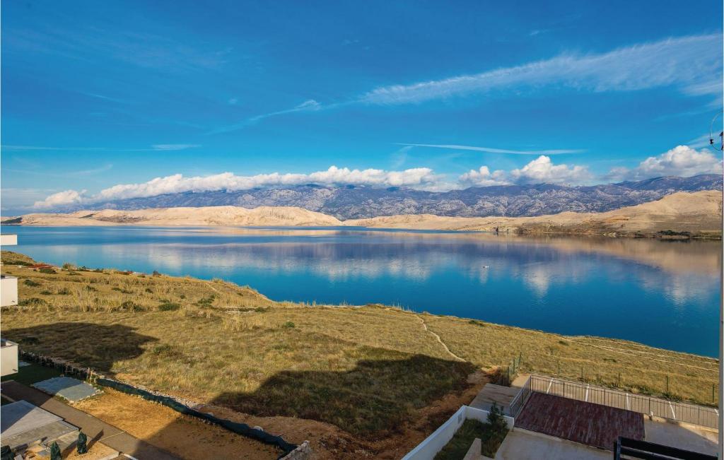 widok na jezioro z górami w tle w obiekcie 2 Bedroom Beautiful Apartment In Pag w mieście Pag