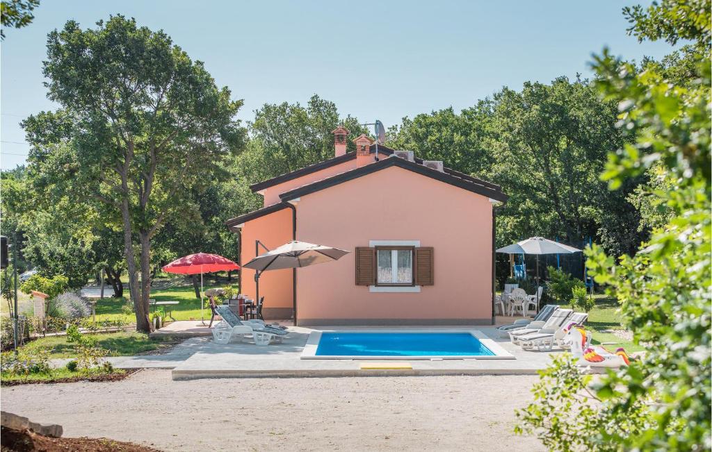 Basen w obiekcie Lovely Home In Rovinj lub w pobliżu