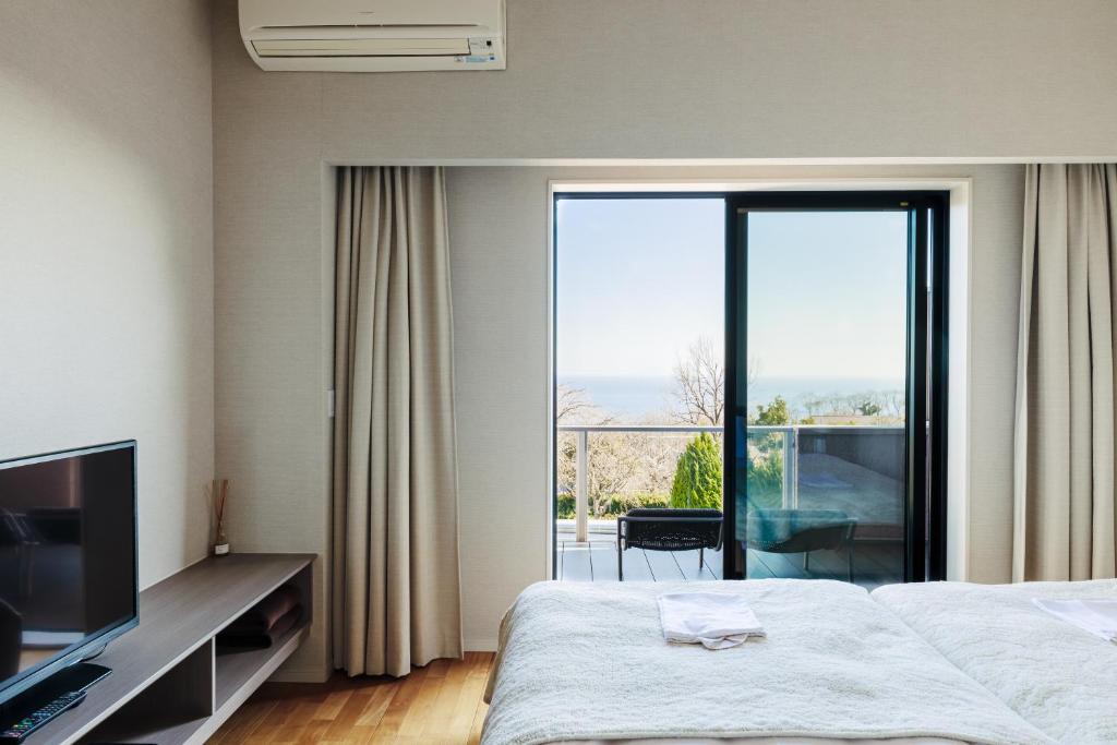 Postel nebo postele na pokoji v ubytování the salon 伊豆高原 Hotels & Resort