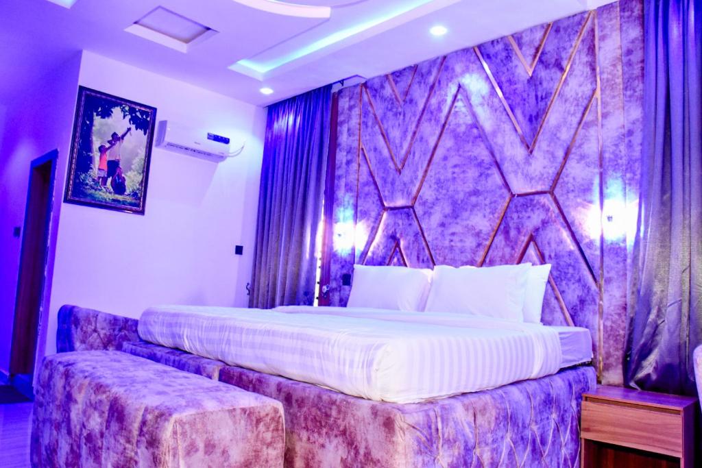 Postel nebo postele na pokoji v ubytování Keneuro hotel & suites