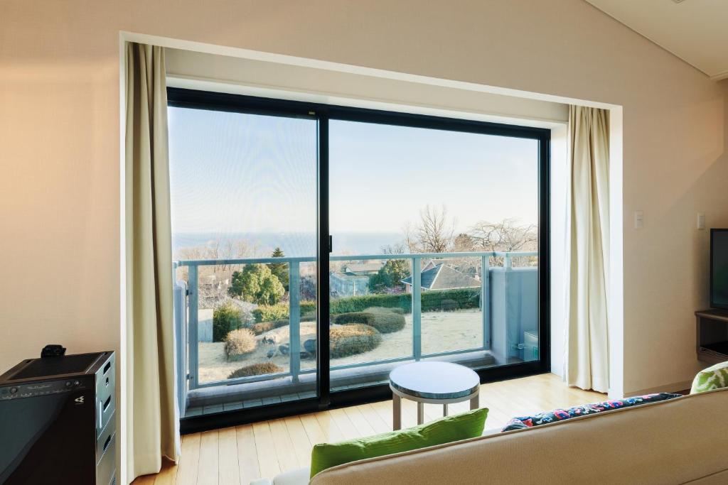 TV a/nebo společenská místnost v ubytování the salon 伊豆高原 Hotels & Resort