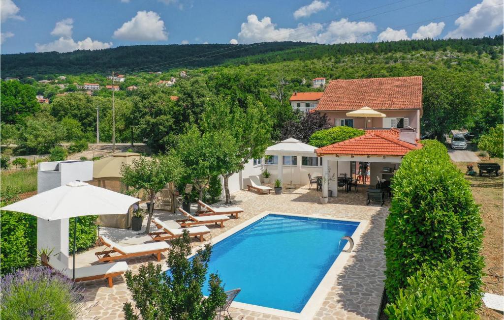 Bazén v ubytování Holiday Home Prolozac Donji Ix nebo v jeho okolí