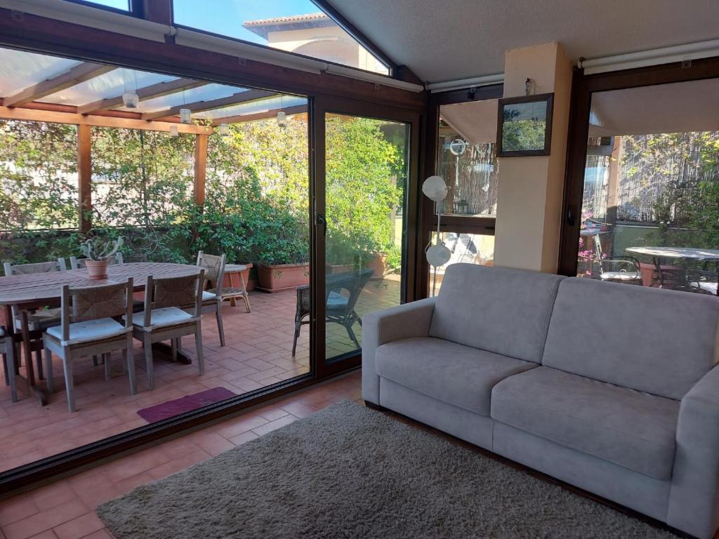una sala de estar con un sofá y una mesa en Estanza nel verde, en Manziana