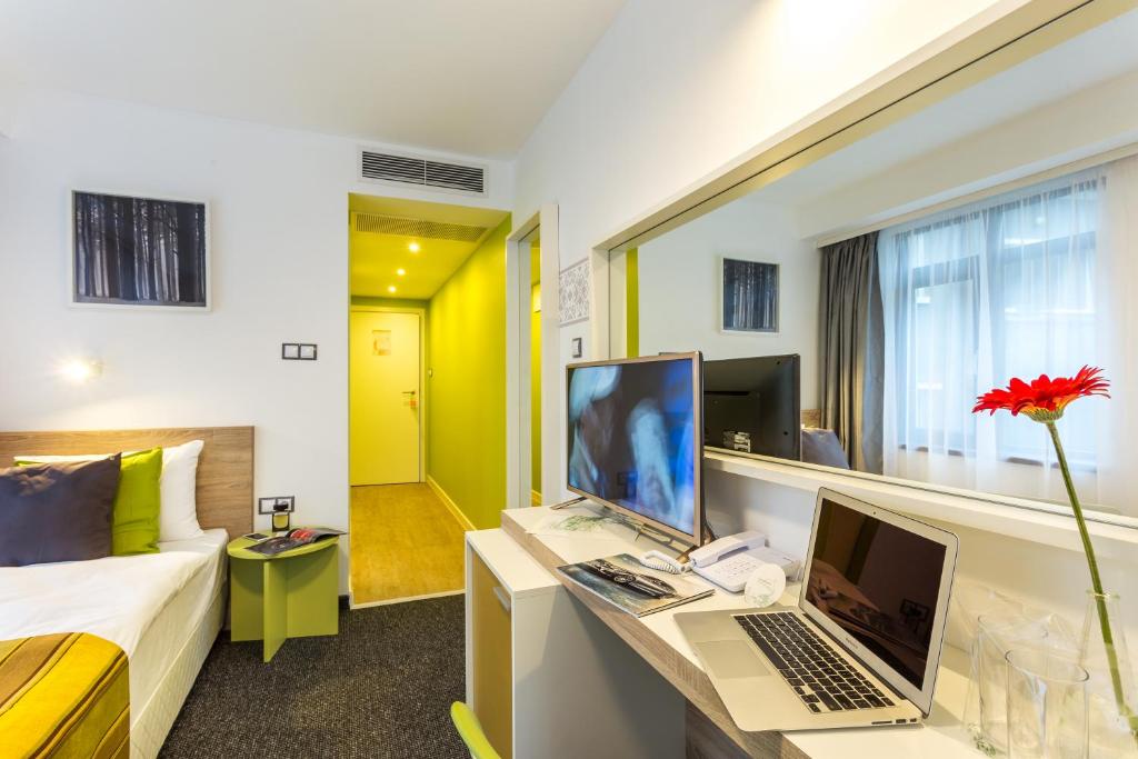 Hotel Compliment - Twin Room With Balcony