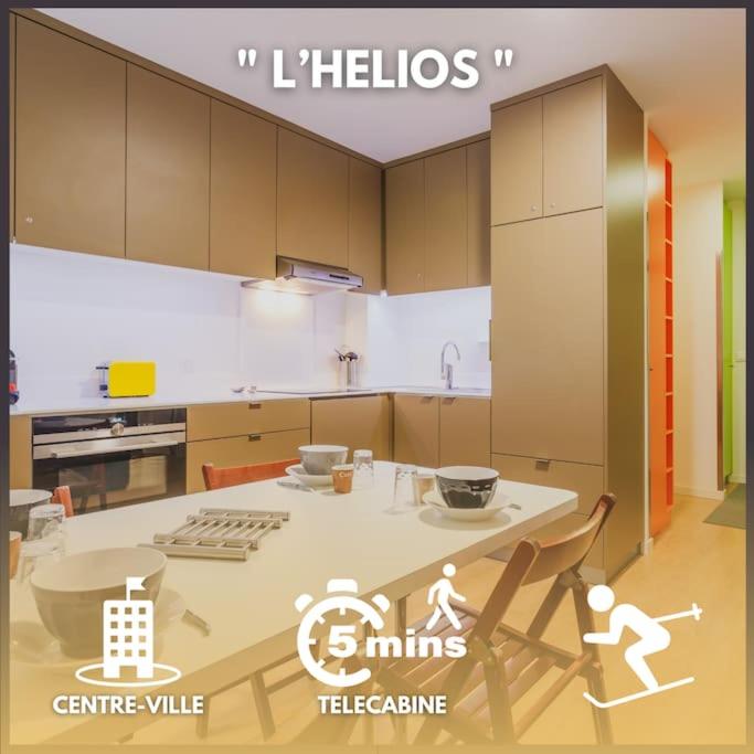 un rendu d'une cuisine avec une table et des chaises dans l'établissement L'HELIOS Hyper centre Télécabine 5min à pied, à Cauterets