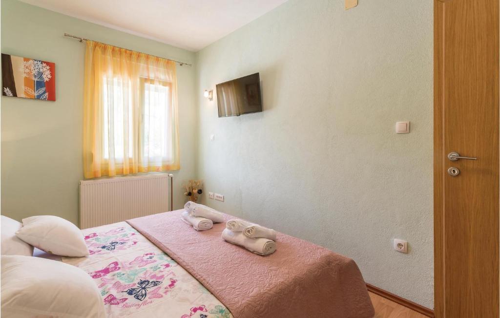 Posteľ alebo postele v izbe v ubytovaní Three-Bedroom Holiday Home In Brstanovo