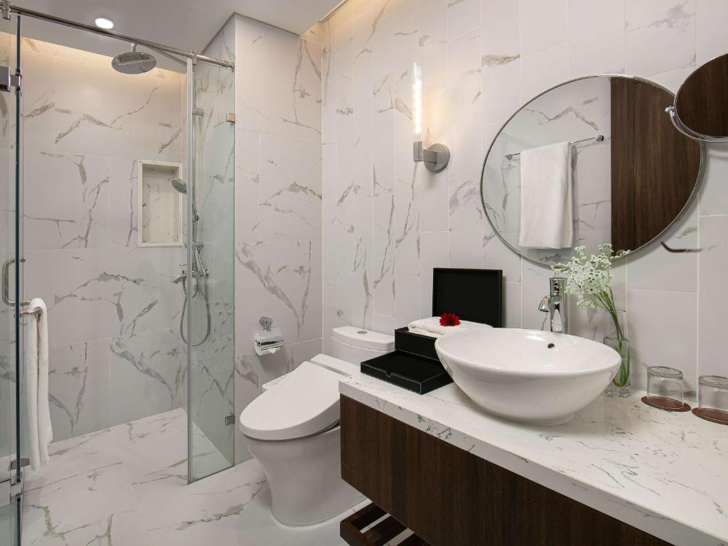 Koupelna v ubytování Mövenpick Living West Hanoi
