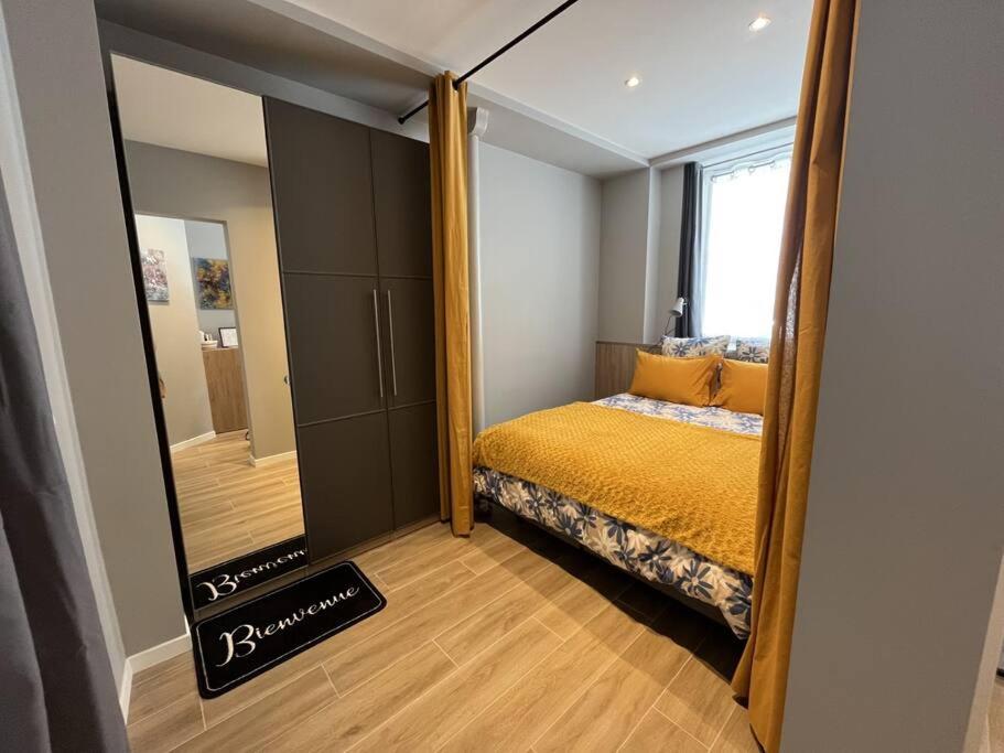 une petite chambre avec un lit et un miroir dans l'établissement Appartement, à Paris