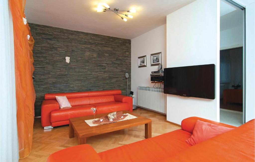 Televízia a/alebo spoločenská miestnosť v ubytovaní Awesome Home In Kastel Gomilica