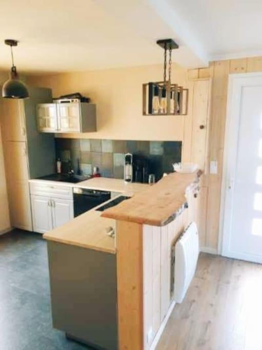 une cuisine avec un comptoir en bois dans une pièce dans l'établissement Charmante maison proche plage et port, à Camaret-sur-Mer
