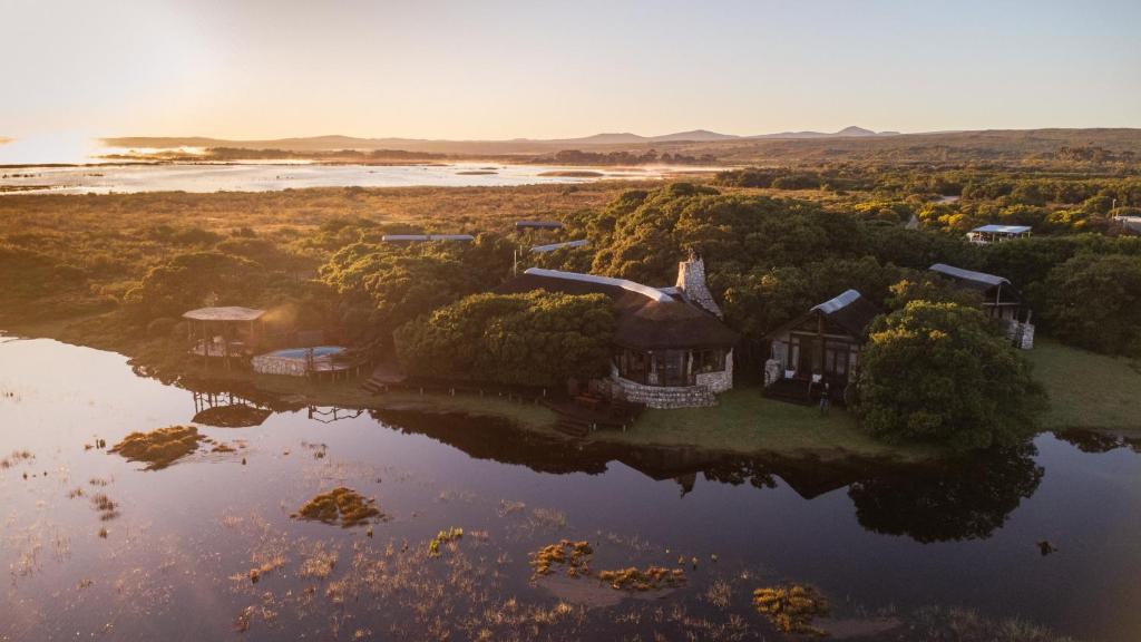 een luchtfoto van een huis op een eiland in het water bij Mosaic Lagoon Lodge in Stanford