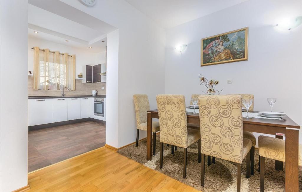 Kuchyňa alebo kuchynka v ubytovaní 4 Bedroom Cozy Home In Labin