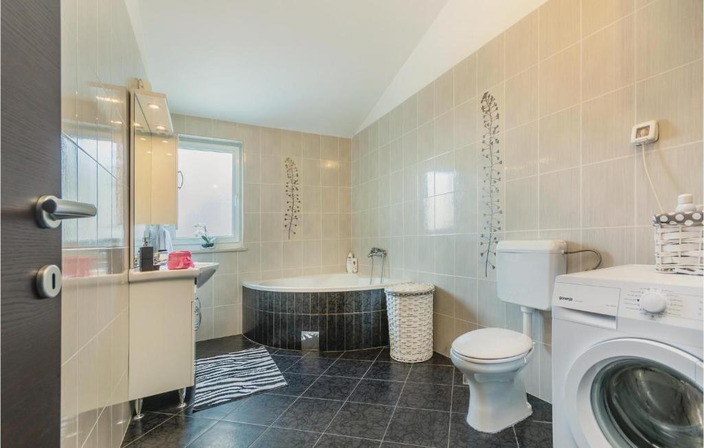 Kúpeľňa v ubytovaní 4 Bedroom Cozy Home In Labin