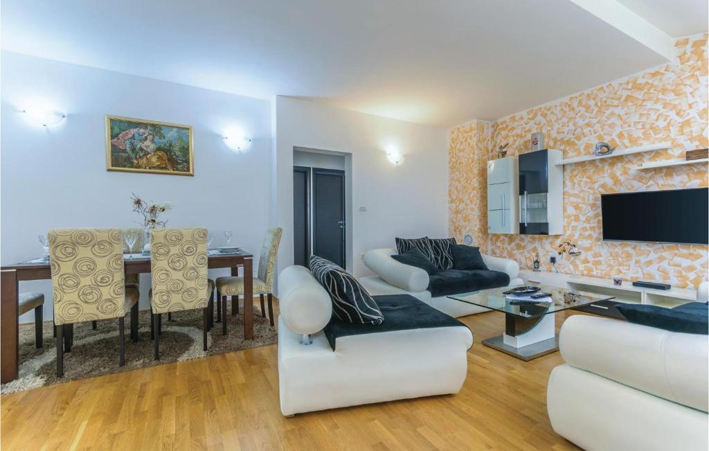 Televízia a/alebo spoločenská miestnosť v ubytovaní 4 Bedroom Cozy Home In Labin