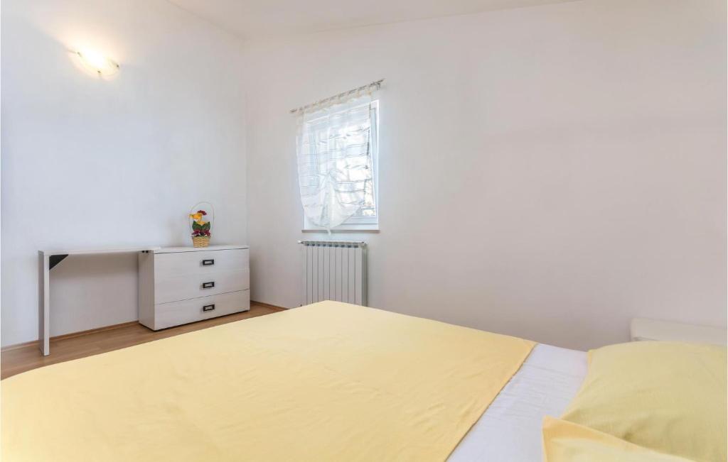 Posteľ alebo postele v izbe v ubytovaní 4 Bedroom Cozy Home In Labin