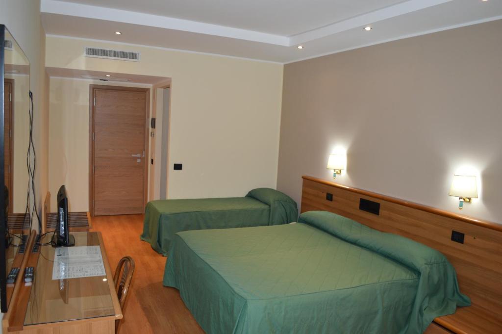 Postel nebo postele na pokoji v ubytování Canadian Hotel