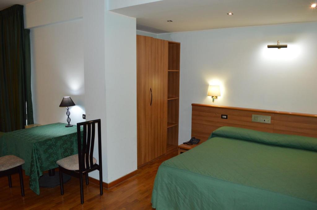 Postel nebo postele na pokoji v ubytování Canadian Hotel