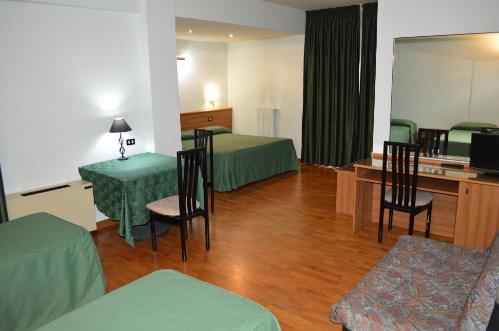 Postel nebo postele na pokoji v ubytování Canadian Hotel