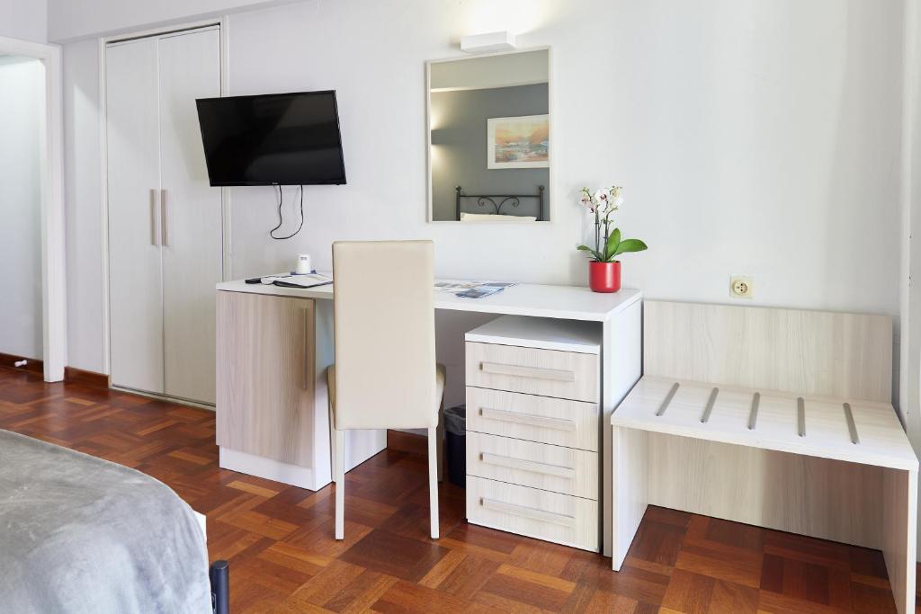 TV a/nebo společenská místnost v ubytování Hôtel Alexandra