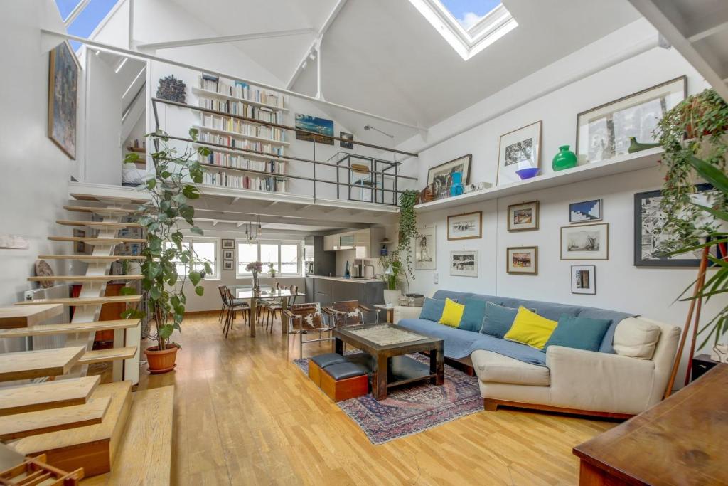 un salon avec un canapé bleu et une table dans l'établissement Paris Super Loft Overtop, à Paris