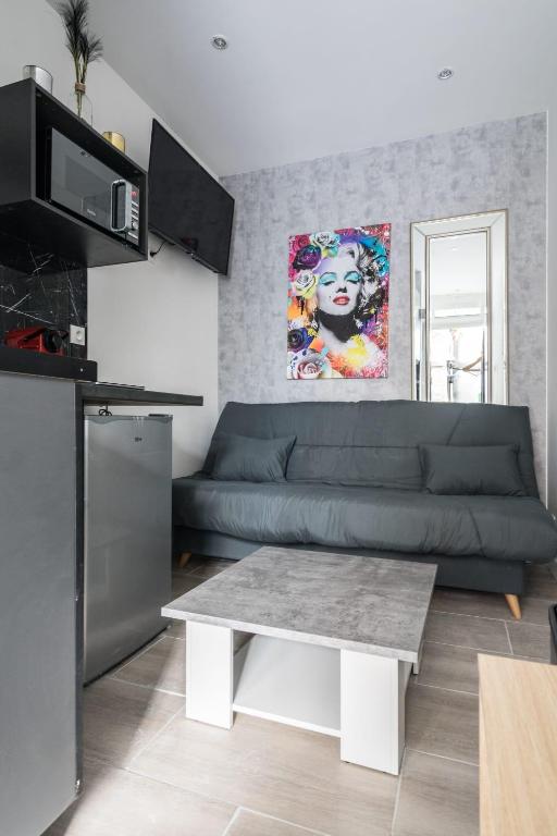 un salon avec un canapé et une table dans l'établissement Cozy studio in the heart of Paris, à Paris