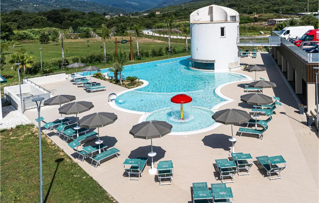an overhead view of a pool with umbrellas and chairs at Pet Friendly Apartment In Casalvelino in Casal Velino