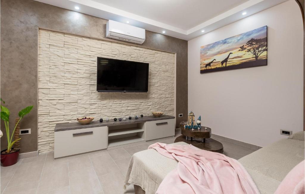 Televízia a/alebo spoločenská miestnosť v ubytovaní 3 Bedroom Awesome Apartment In Rijeka