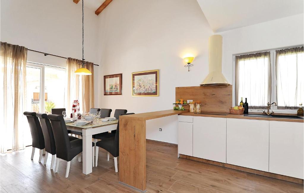 Kuchyňa alebo kuchynka v ubytovaní Holiday Home Sibenik 58