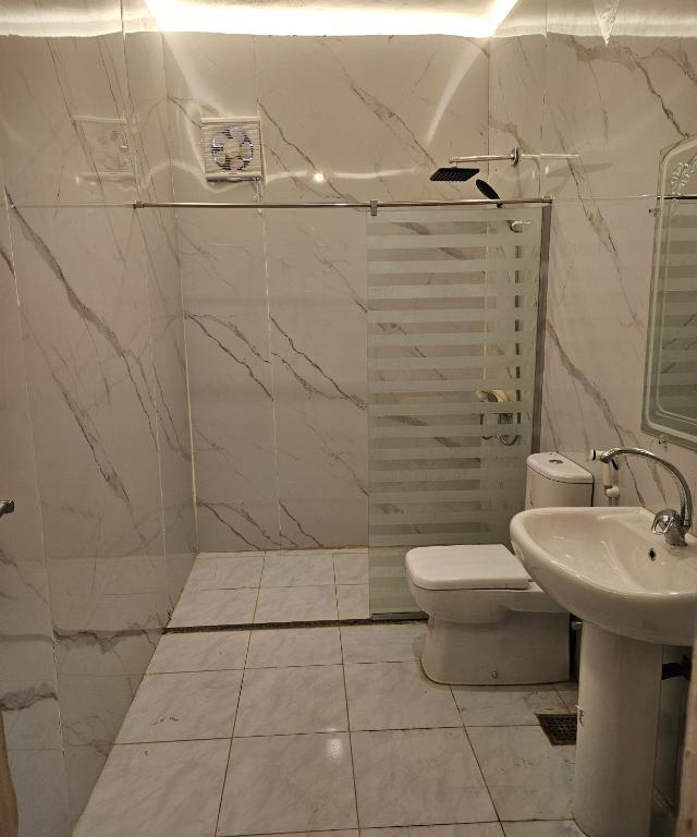 a bathroom with a toilet and a shower and a sink at RockyHouse Homestay in Dahab