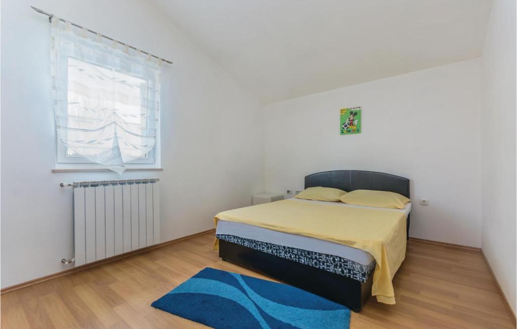 Posteľ alebo postele v izbe v ubytovaní 4 Bedroom Cozy Home In Labin