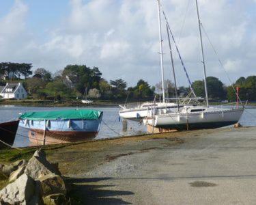 deux bateaux sont amarrés sur le rivage de l'eau dans l'établissement Les Aigrettes, à Sarzeau