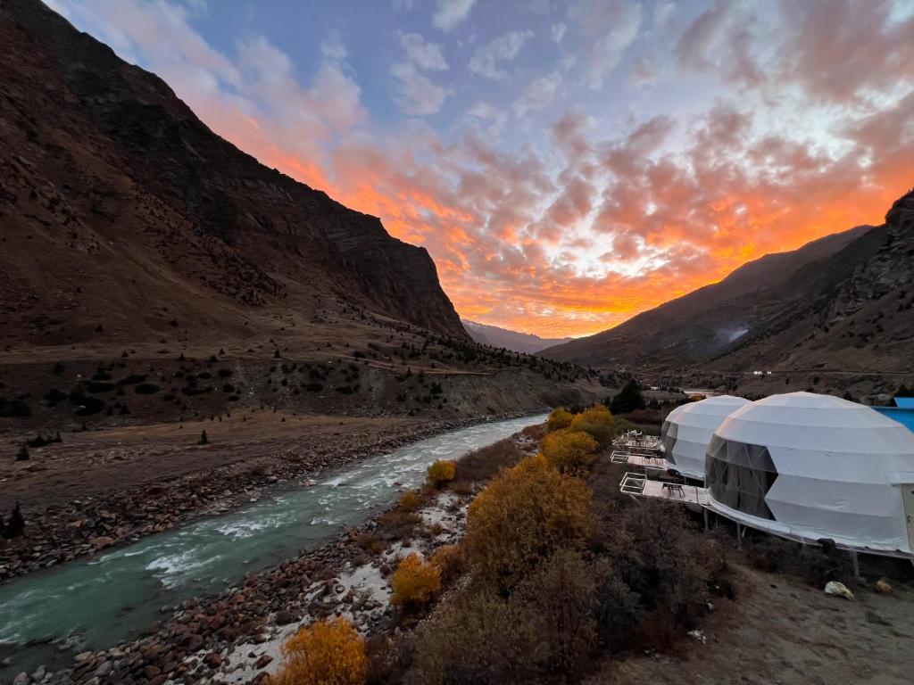 Een luchtfoto van een rivier met tenten in een vallei. bij YOLO Outdoors - Riverside Luxury Domes, Jispa in Jispa