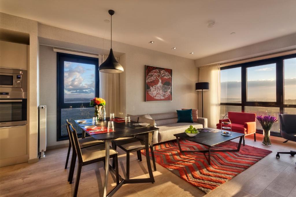 A seating area at Fraser Place Antasya Istanbul