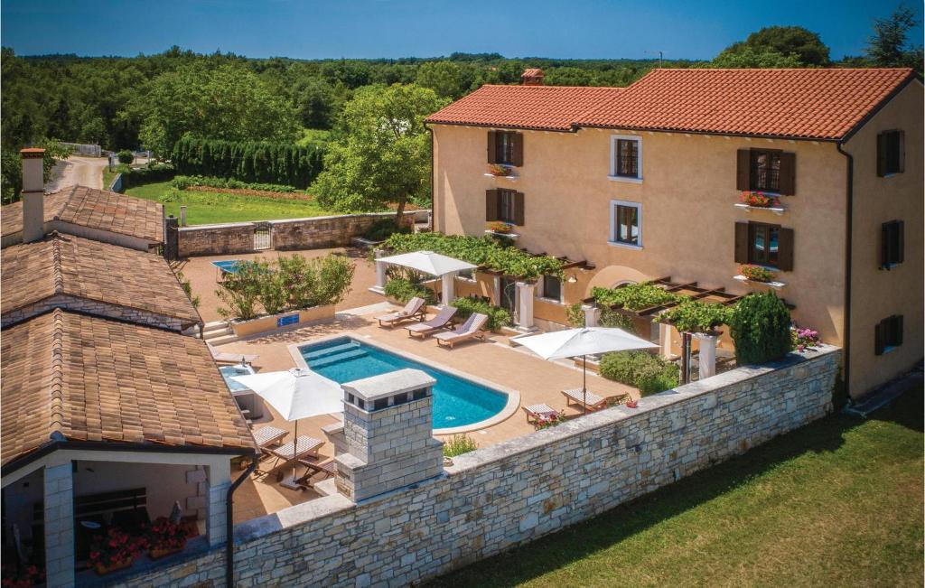 widok z lotu ptaka na dom z basenem w obiekcie Cozy Home In Tinjan With Wifi w mieście Tinjan