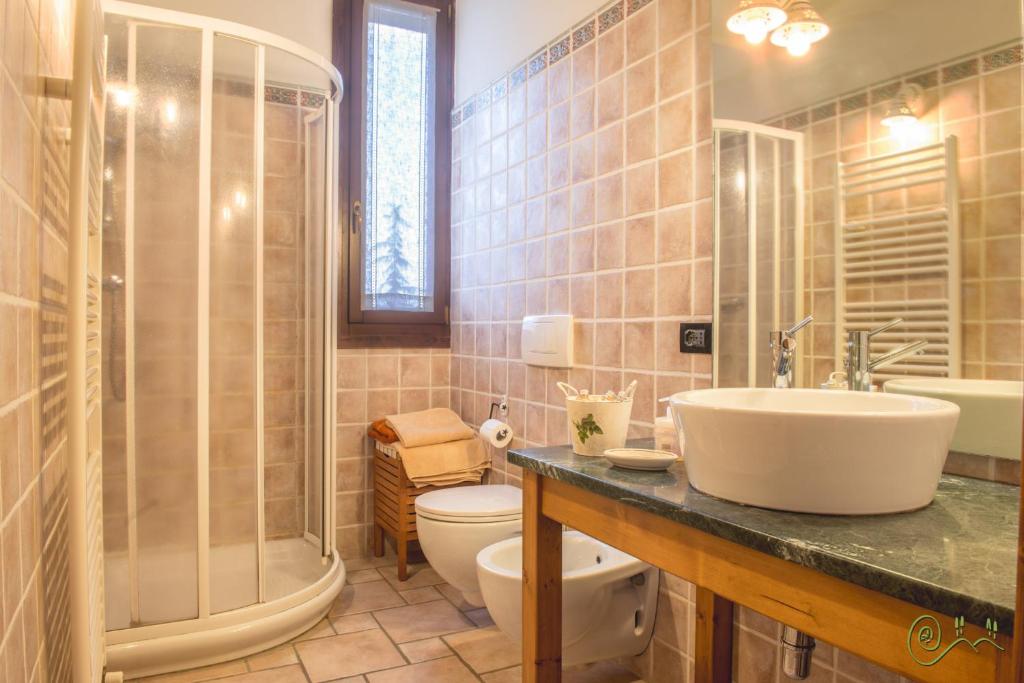 łazienka z umywalką, toaletą i prysznicem w obiekcie Locanda Camera con Vista w mieście Faenza