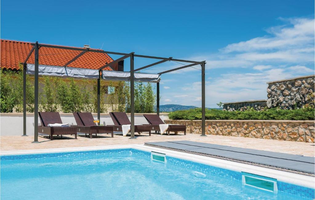 Bazén v ubytovaní Holiday Home Betina 34 With Outdoor Swimmingpool alebo v jeho blízkosti