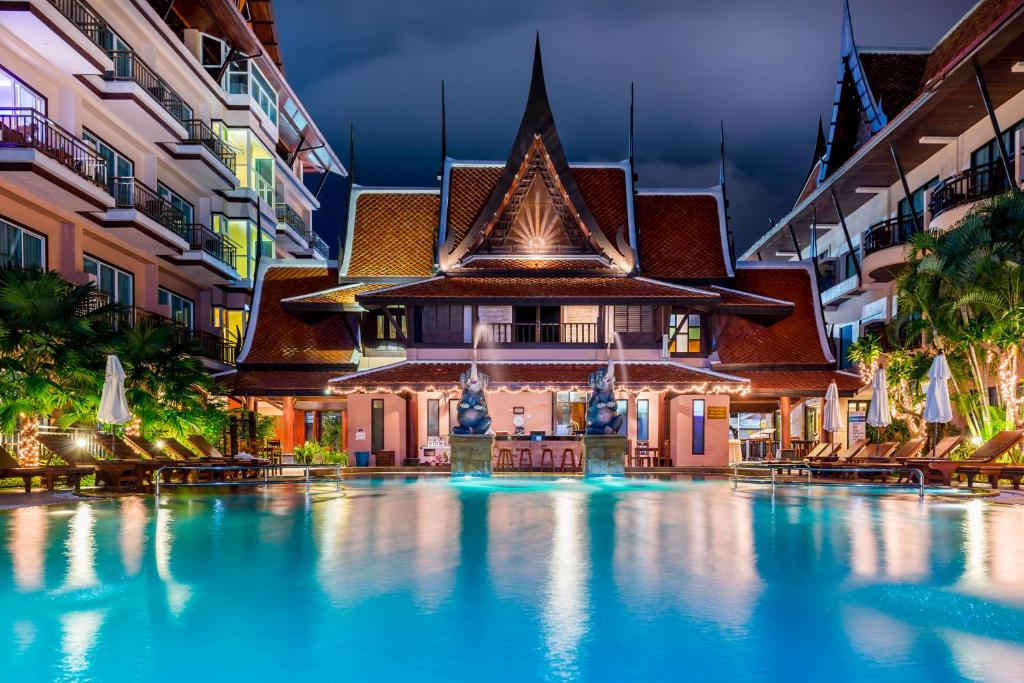 Bazén v ubytování Nipa Resort, Patong Beach - SHA Extra Plus nebo v jeho okolí