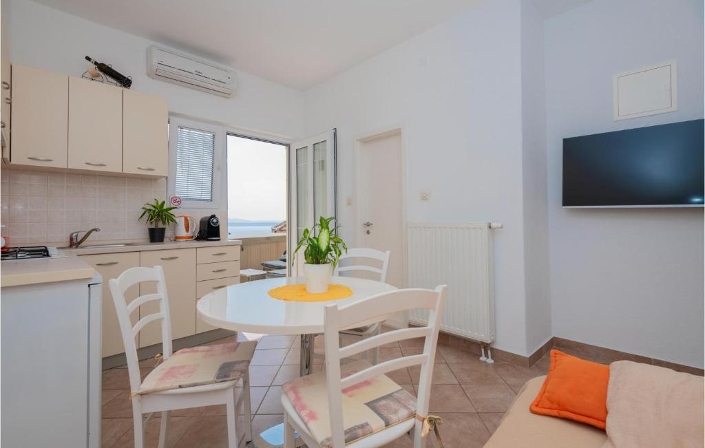 Kuchyňa alebo kuchynka v ubytovaní Cozy Home In Makarska With Kitchen