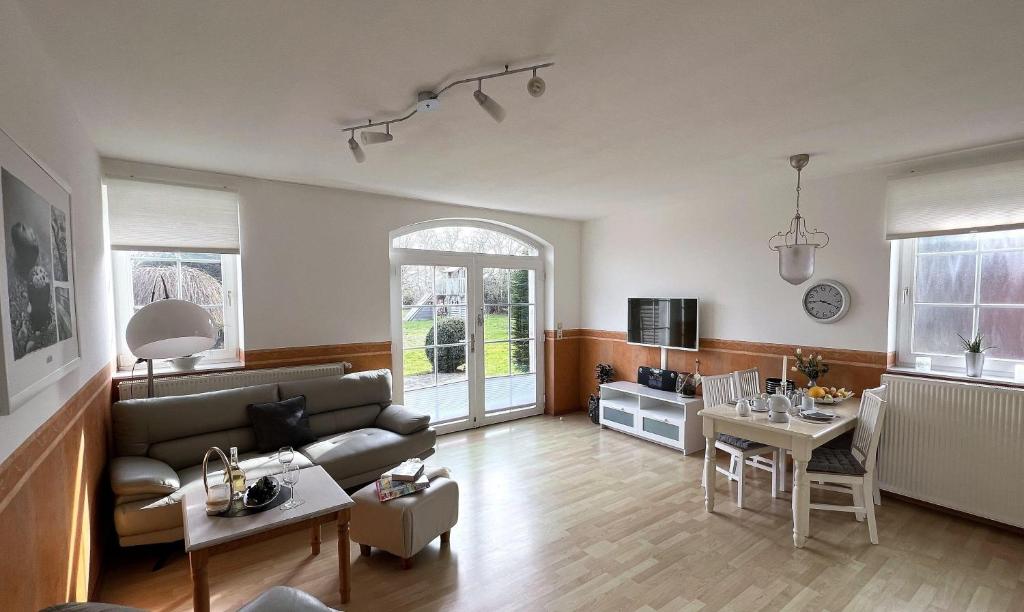 un salon avec un canapé et une table dans l'établissement Ferienhof-Wohler-Wohnung-5, à Bojendorf