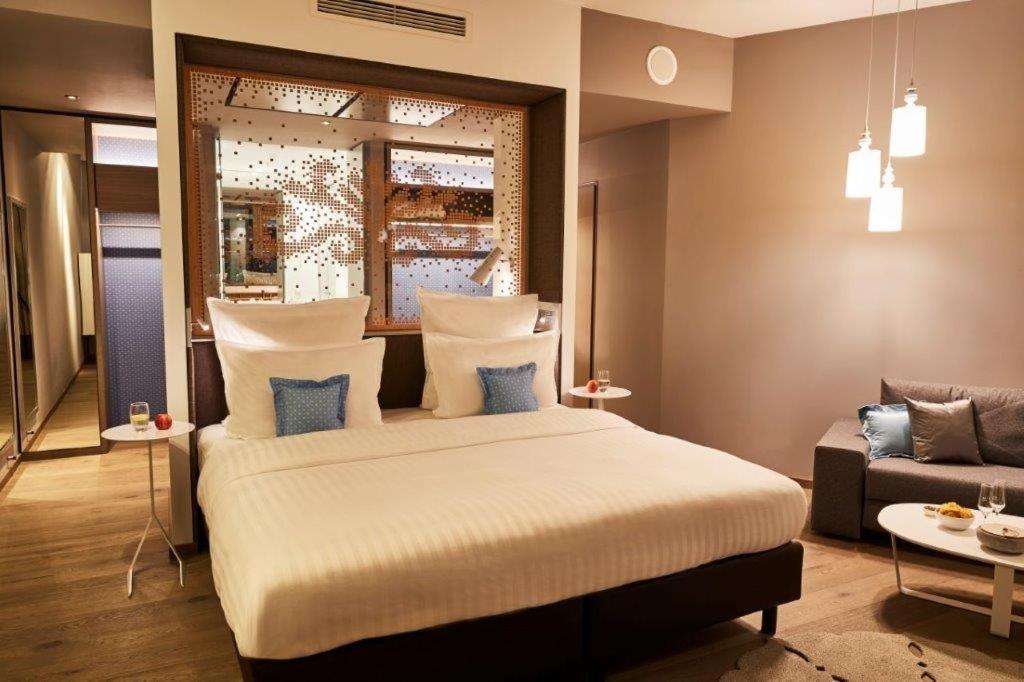 Postel nebo postele na pokoji v ubytování Steigenberger Hotel München