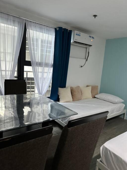 Voodi või voodid majutusasutuse Studio w projector Wifi Netflix and pool access in ADB Tower Ortigas CBD toas
