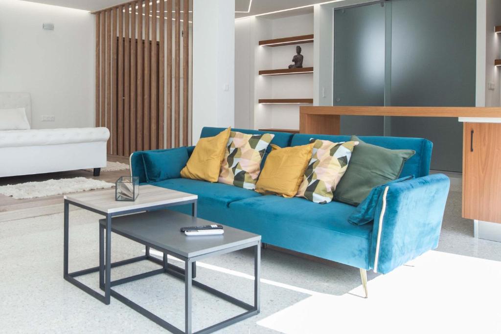 Posezení v ubytování Stylish Modern Suite next to Piraeus Port