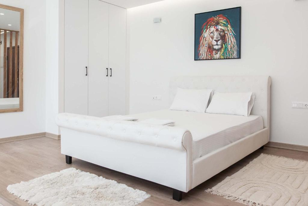 Postel nebo postele na pokoji v ubytování Stylish Modern Suite next to Piraeus Port