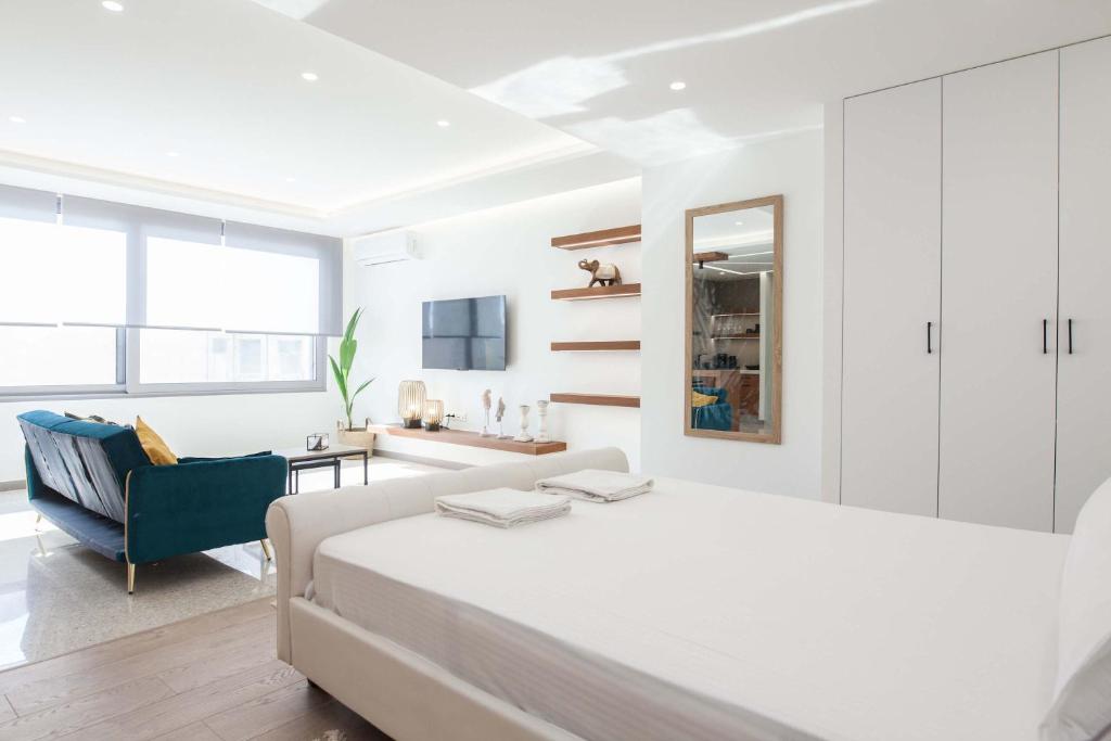 Postel nebo postele na pokoji v ubytování Stylish Modern Suite next to Piraeus Port