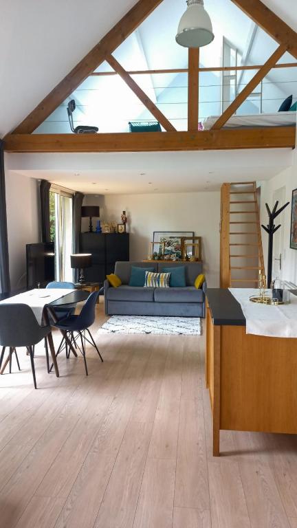 un salon avec un canapé et une table dans l'établissement Duplex Le Colombier - Beautiful Charming Home, à Magny-le-Hongre