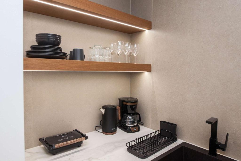 Příslušenství pro přípravu čaje a kávy v ubytování Stylish Modern Suite next to Piraeus Port
